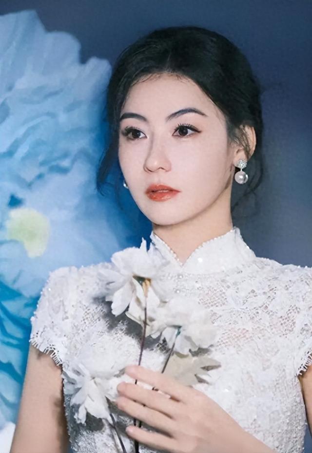 谢霆锋也没想到，张柏芝会因阅兵当天的一特殊举动，实现口碑暴增