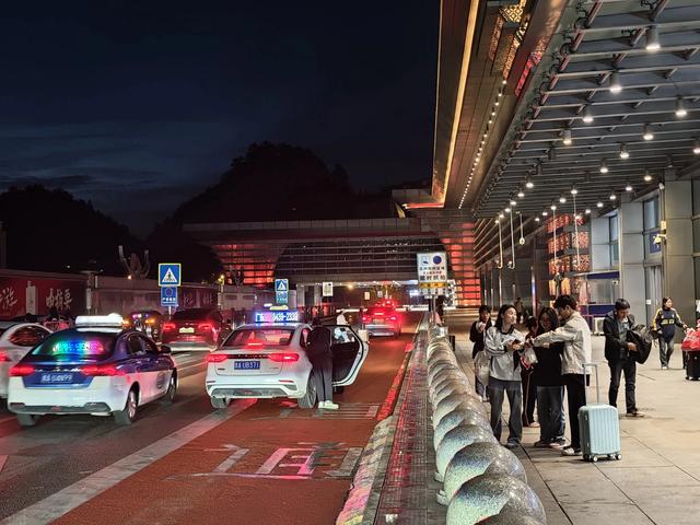 《来贵阳旅游的人太多了》之出行:旅游市场火爆,网约车出租车订单显著攀升