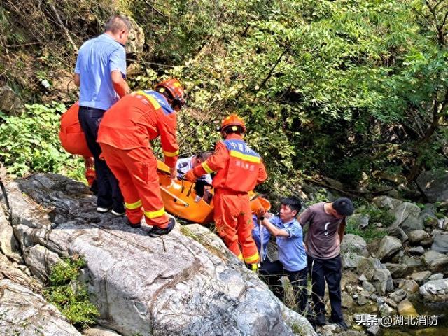 湖北孝感：驴友登山骨折被困无人谷 消防携警医合力抬运脱险