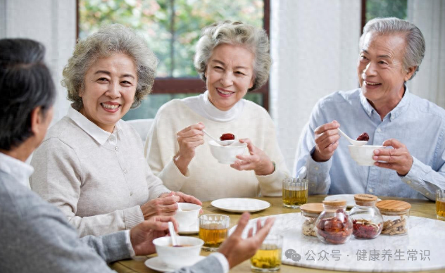 “吃饭八分饱”错了？医生建议：过了65岁，吃饭要尽量做到这几点