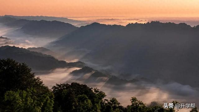 藏在山水里的光：云海翻涌处，萤火缀星河~