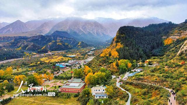 甘肃张掖：马蹄寺秋色迷人