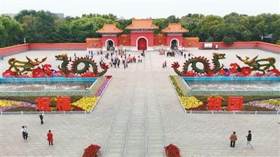 《祝福祖国》大型绿植喷泉花丛亮相北陵公园正门