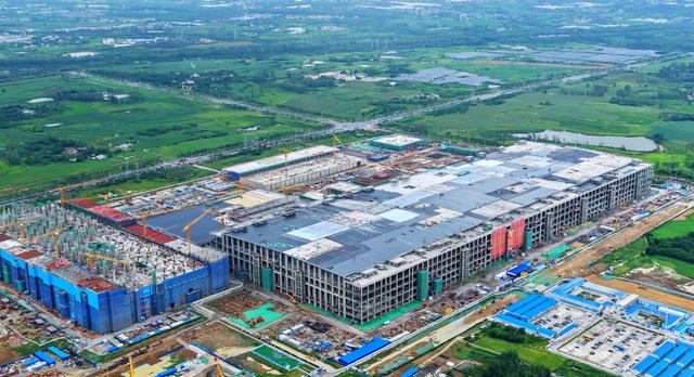 合肥国显550亿元新型显示项目在新站封顶 总面积与北京故宫相当