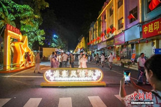 广西凭祥：中越边境“跨国不夜城”引游人