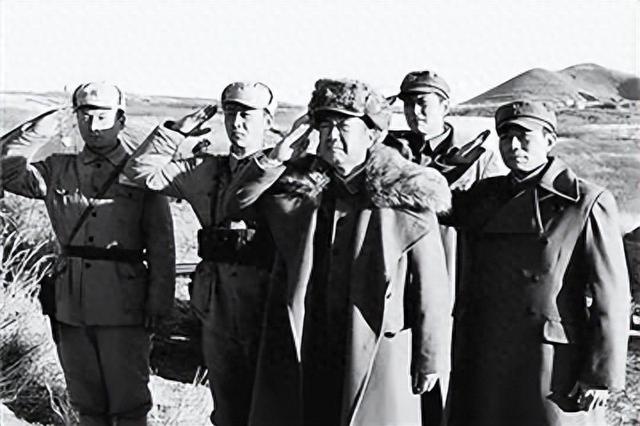 罗荣桓建议贺龙当国防部长，毛主席：让贺老总当军委第二副主席吧