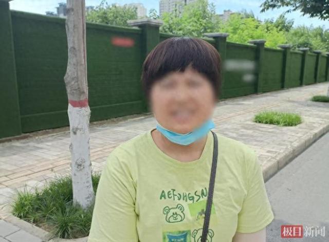 45岁女子被女邻居砍伤身亡，两人是堂姐妹，嫌犯父亲：女儿曾因精神问题去过医院	，发病时打过母亲