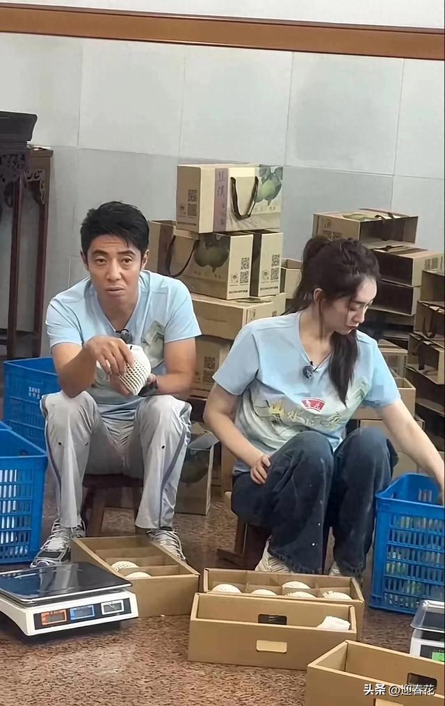 撒贝宁李小冉同框：同龄49岁，感觉差辈了，李小冉白到发光气质佳
