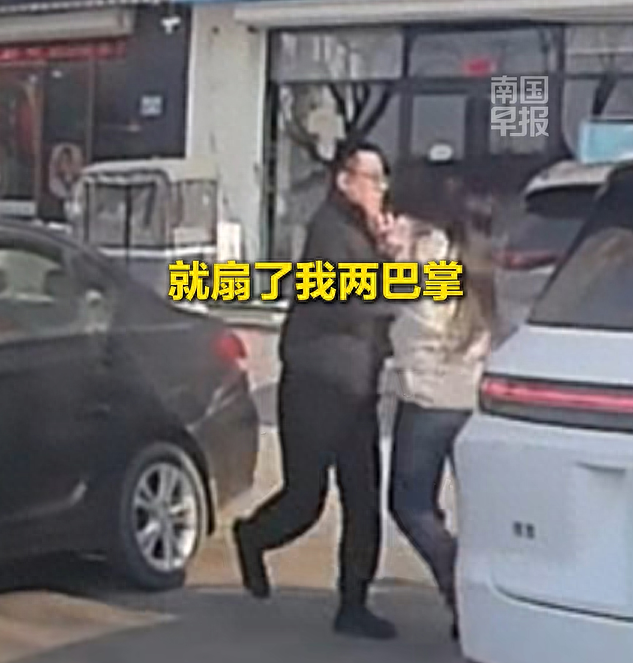 河北一男子称因挪车问题，与一女司机产生纠纷，女子下车后狂扇其两巴掌！目前警方已立案调查