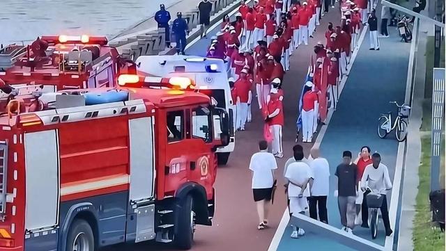 暴走团逼停119后续：全员连夜解散！背后目的被扒，白衣哥立大功