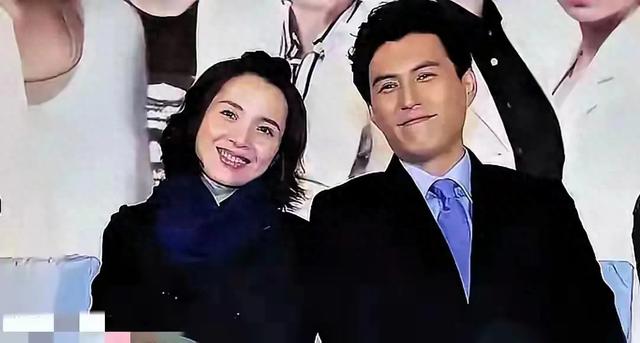 靳东和他妻子合照，妻子是顶级大美女 五官立体 两人妥妥的美女帅哥