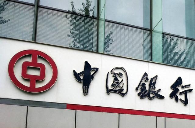 钱该放哪？美联储9月降息，中国为啥不跟？潘功胜一句话说透关键