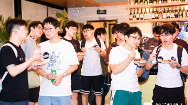 技术新赛道时兴“攒局式创新”，资源“喂”到年轻人嘴边