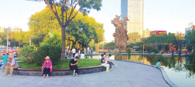 太原迎泽大街西段 出门有游园 满目皆绿色