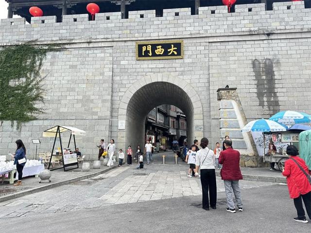 一座桥激活贞丰古城从“过境游”到“目的地”