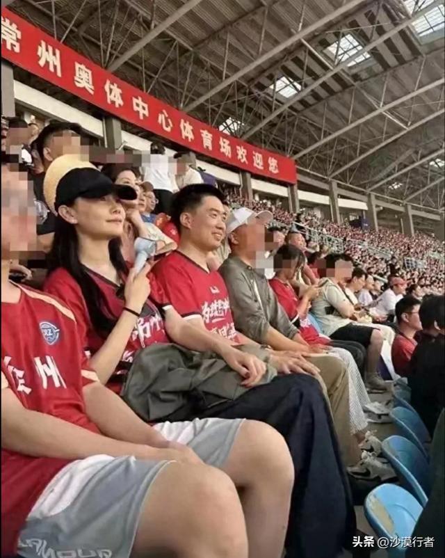 理想董事长李想携太太现身比赛现场，生了5孩子 身材丝毫不输明星