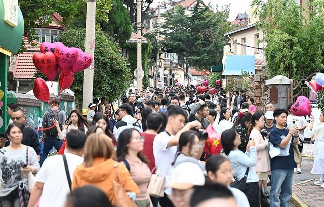 老城烟火气与艺术灵动碰撞 国庆假期青岛龙江路再掀打卡热潮