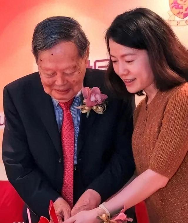 杨振宁离世2天，三件让人担心的事发生了，翁帆一字不差全说中！