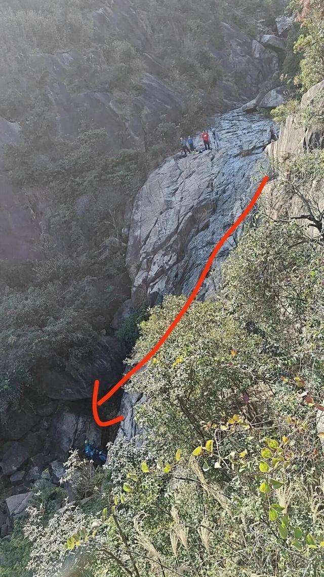 一女子攀登大罗山跌落崖壁