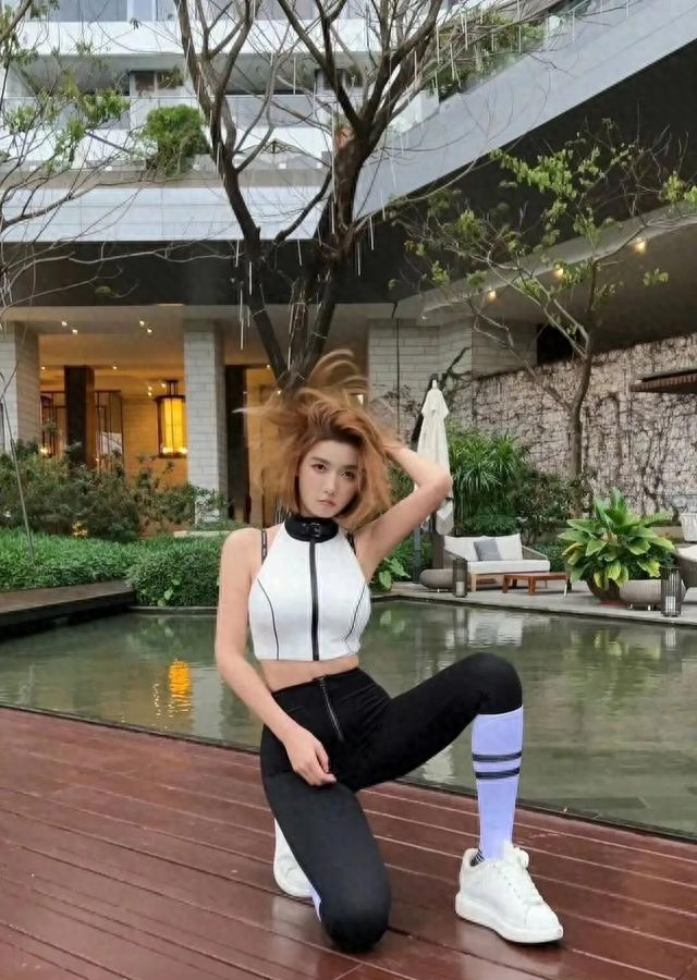 聂小雨穿瑜伽裤，拉链开合的好时尚啊，别有一番韵味！