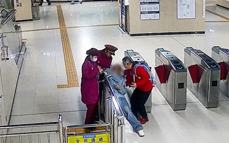 地鐵小姐姐跪地守護(hù)突發(fā)暈厥男子 腎結(jié)石引發(fā)劇痛