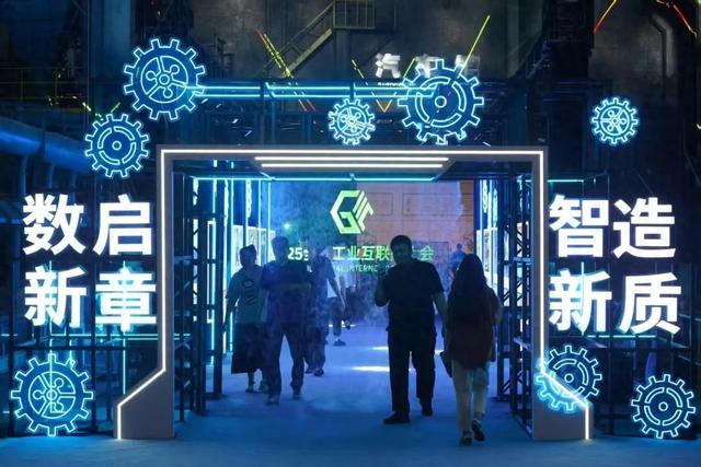 太灵了！会倒水、能设计！在沈阳体验具身智能机器人→
