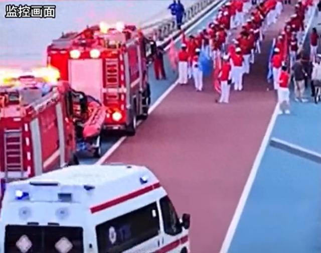 消防救护车遇老人徒步团，让路还是倒车？官方回应！网友却不买账