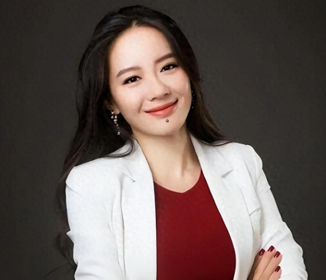 被美国罚款531亿，身家仍2300亿，华人首富背后的女人藏不住了