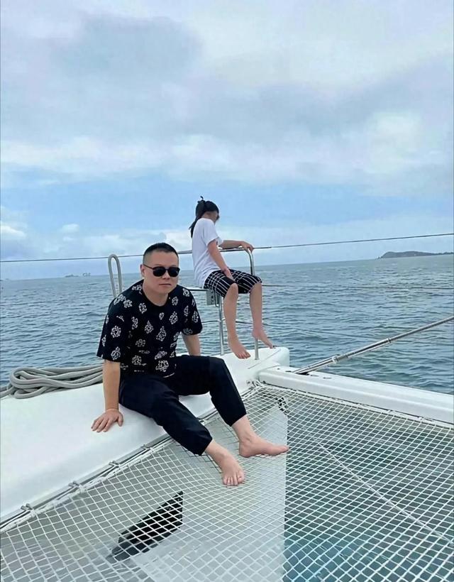 岳云鹏带全家坐游艇游玩，真是靠一己之力让全家过上好日子