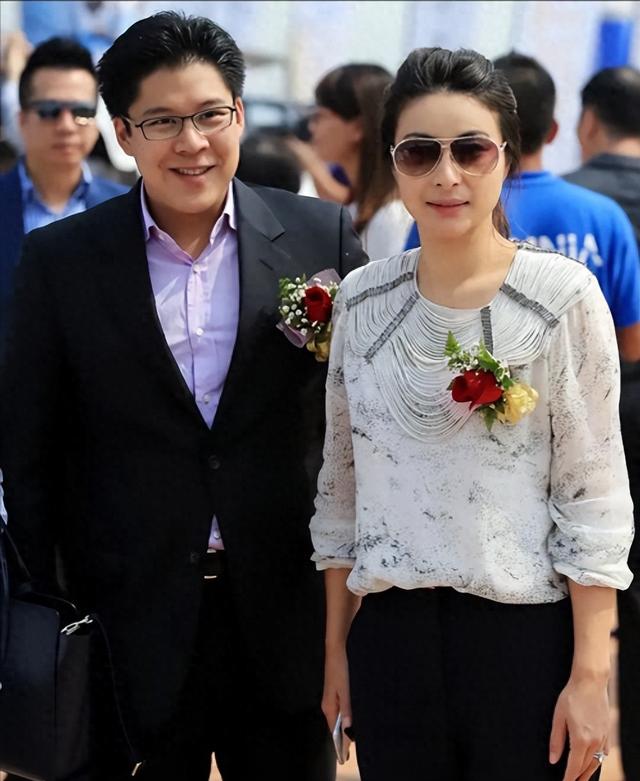 郭晶晶没想到，离过年不到俩月	，79岁公公霍震霆，再次给霍家长脸