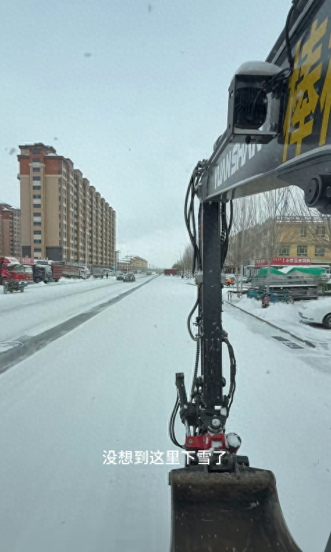 河北90后小伙开挖机游全国，途中帮环卫工清积雪