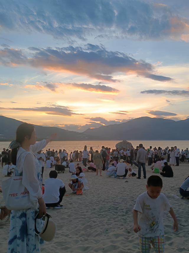 天呐！这片沙滩日落美到犯规，人群里藏着谁的浪漫故事？