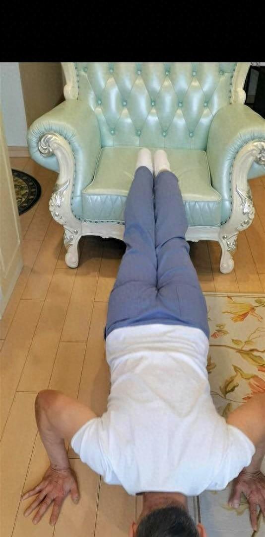 70岁大爷坚持俯卧撑十年，胸围突破112cm的秘诀！