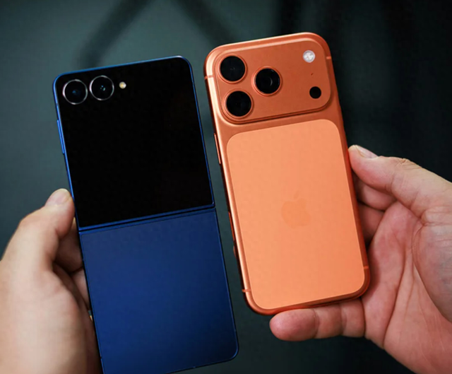 折叠VS直板！三星Z Flip7 VS iPhone 17 Pro：亮度/相机/续航全解析
