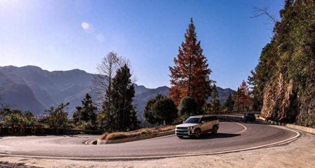 鹤峰：寒日寻秋 一眼尽染