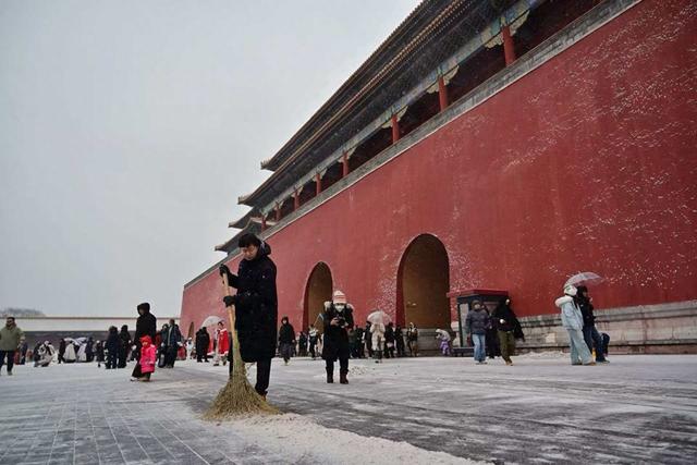 古砖纯靠人工笤帚扫！故宫清雪不毁景