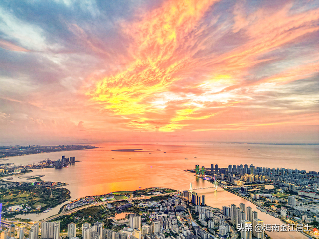海口湾上空绝美的7月的晚霞（多图）
