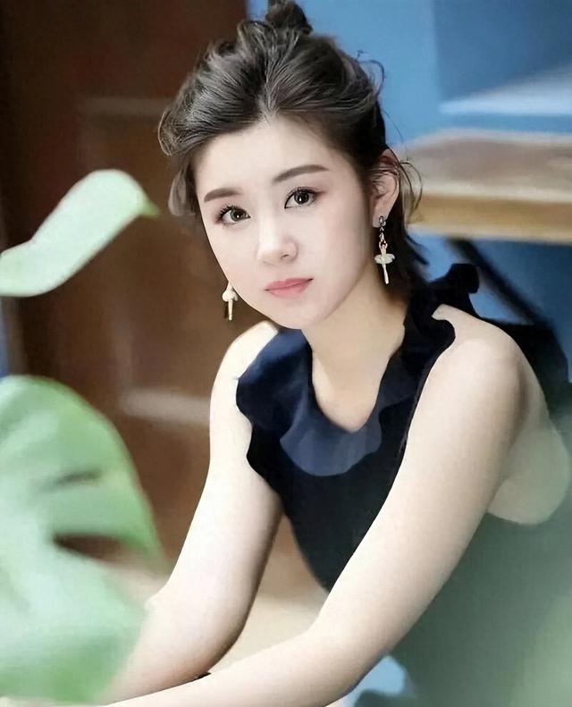 原来她是冯巩的“女儿”，出道20多年从不拍吻戏，年近40仍像18岁