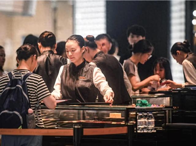 金价突破4000美元，中东财团持续加仓黄金股