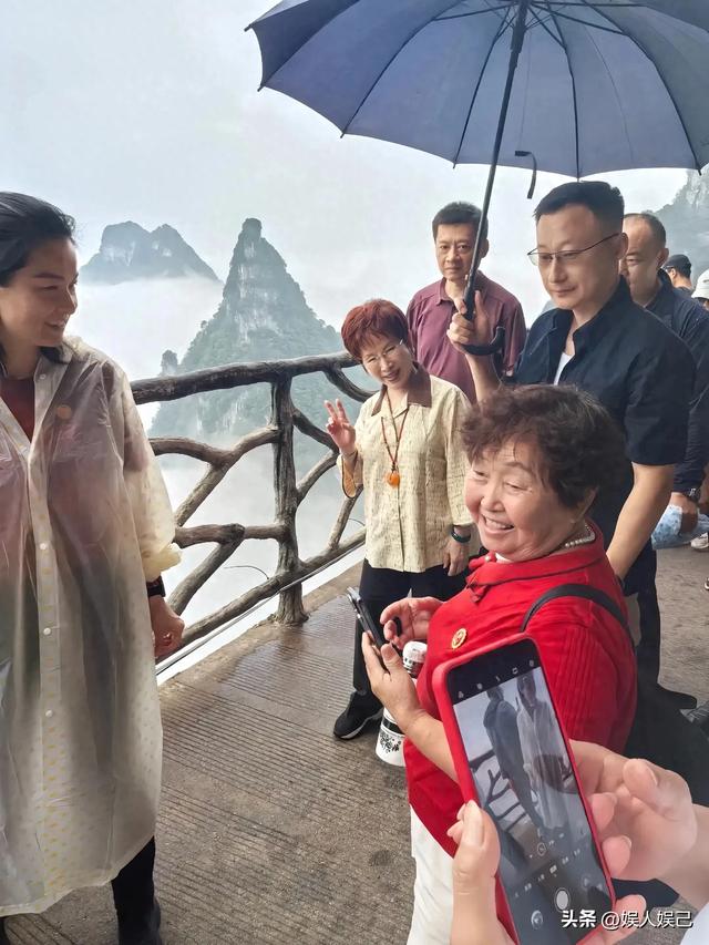 77岁洪秀柱游张家界天门山，与激动偶遇的游客热情打招呼，超有爱