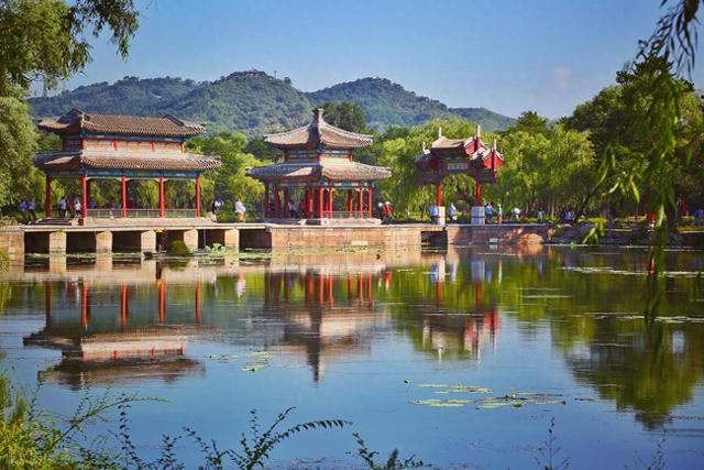 王俊凯绝对没想到：他和夫人竟然在河北承德避暑山庄“大开眼界	”