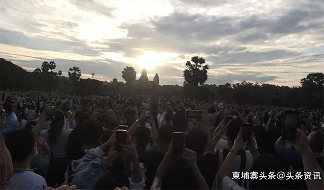 约2万名游客观赏吴哥塔尖日出！