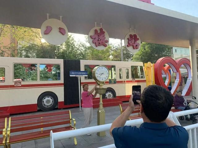 欢迎来乌鲁木齐乘坐“停靠在八楼的2路汽车”