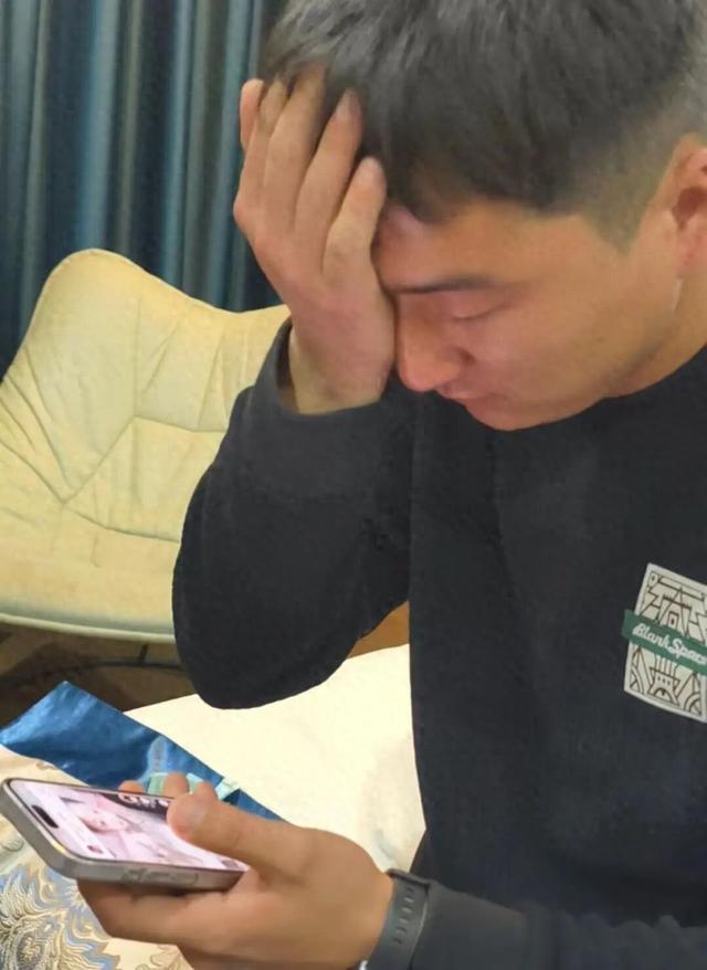 妻儿三人被杀案受害者金手镯被剪断，失窃48克金首饰在货车上被找到，丈夫称案发数月前曾借5000元给嫌犯