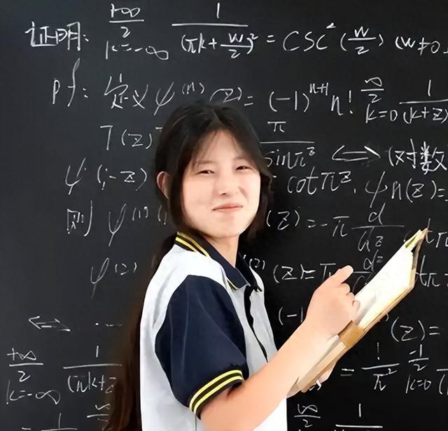 半年从神坛跌落，姜萍全家“蒸发”，她的下落成了网络最大悬案