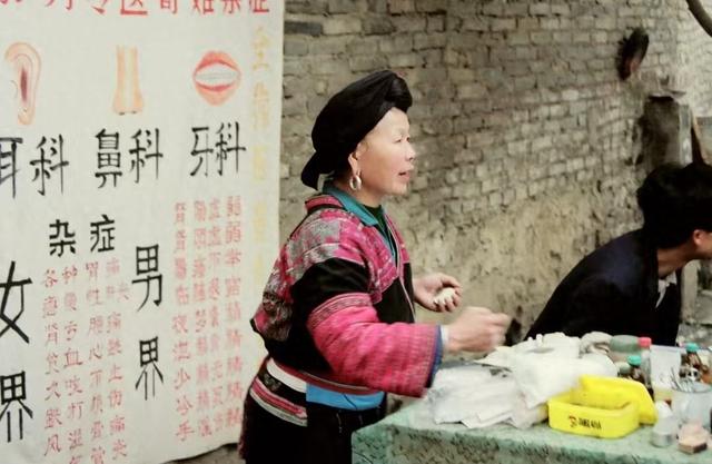 爷爷去世后，我家就再没回去过，出差路过，我发现院内竟有人居住