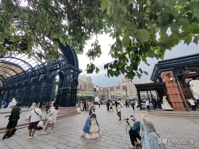 索菲亚教堂旁，游客扎堆拍写真
