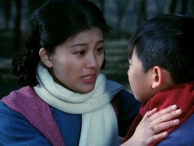 儿子赌气出国19年不回，后来母亲癌症做手术，主治医生摘口罩：妈
