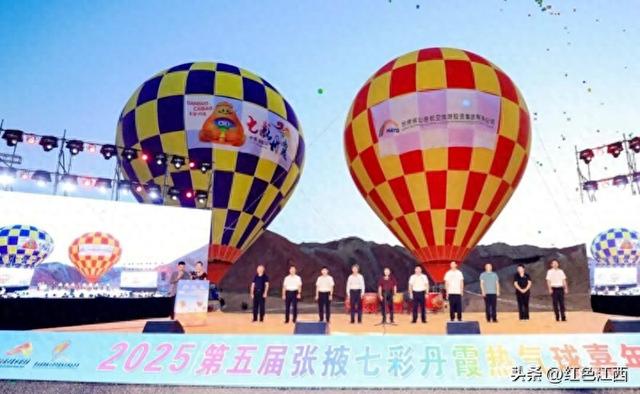 炸裂苍穹：当丹霞烈焰撞上七彩气球
