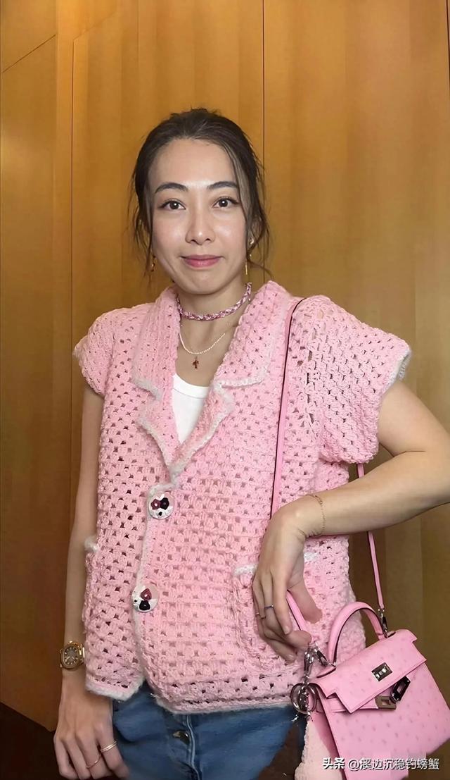 甘比又穿着自己编的衣服出来啦！编织手艺虽好，但没人告诉她土吗